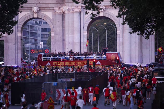 ESP: Spain celebrates World Cup Champions 2026 Fans at Plaza de Cibeles in Madrid, celebrating with his teammates after winning the World Cup. Madrid Madrid Spain *** ESP Spain celebrates the 2026 World Cup champions. Fans at Plaza de Cibeles in Madrid celebrate with their teammates after winning the World Cup. Madrid, Spain Copyright: xAlejandroxMatiasx