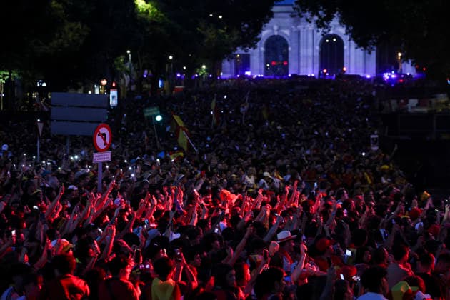 ESP: Spain celebrates World Cup Champions 2026 Fans at Plaza de Cibeles in Madrid, celebrating with his teammates after winning the World Cup. Madrid Madrid Spain *** ESP Spain celebrates the 2026 World Cup champions. Fans at Plaza de Cibeles in Madrid celebrate with their teammates after winning the World Cup. Madrid, Spain Copyright: xAlejandroxMatiasx