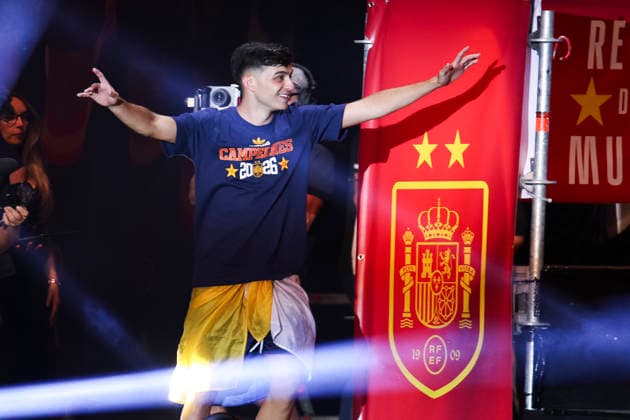 ESP: Spain celebrates World Cup Champions 2026 Pedri enters the stage at Plaza de Cibeles in Madrid, celebrating with his teammates after winning the World Cup. Madrid Madrid Spain *** ESP Spain Celebrates 2026 World Cup Champions: Pedri Takes the Stage at Plaza de Cibeles in Madrid, Celebrating with His Teammates After Winning the World Cup Madrid Madrid Spain Copyright: xAlejandroxMatiasx