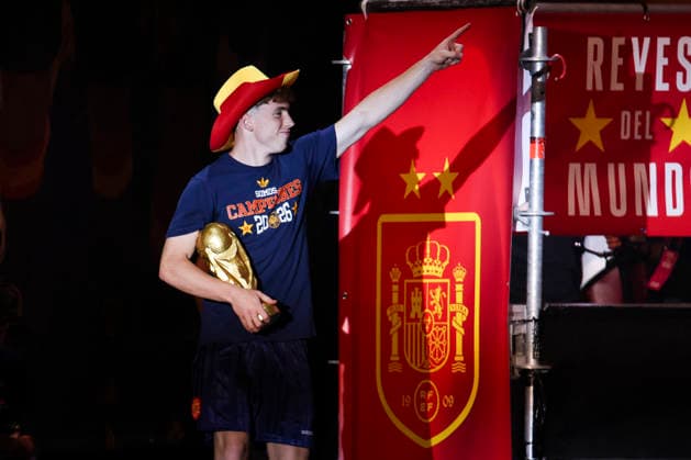 ESP: Spain celebrates World Cup Champions 2026 Victor Munoz enters the stage at Plaza de Cibeles in Madrid, celebrating with his teammates after winning the World Cup. Madrid Madrid Spain *** ESP Spain Celebrates 2026 World Cup Champions: Victor Munoz Takes the Stage at Plaza de Cibeles in Madrid, Celebrating with His Teammates After Winning the World Cup Madrid, Madrid, Spain Copyright: xAlejandroxMatiasx