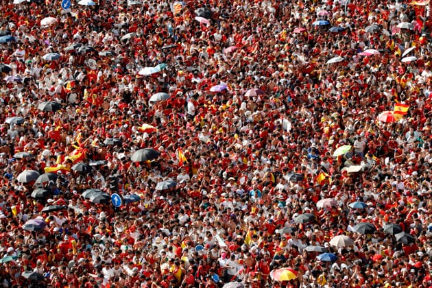 July 20, 2026, Madrid, Madrid, Spain: Aerial view from the observation deck of the Palacio de Cibeles as a massive, euphoric crowd of Spanish soccer fans fills the iconic Plaza de Cibeles hours before the arrival of the national team, Nationalteam to celebrate their 2026 World Cup 1-0 victory over Argentina. Local authorities and the Government Delegation reported a historic turnout of up to two million people across the streets of Madrid, with around 120,000 supporters packing the square itself. Creating a fiercely festive atmosphere, the sea of fans arrived in red and yellow jerseys, enthusiastically waving flags, holding up scarves, and chanting endlessly to secure the best vantage points to welcome La Roja and commemorate the conquest of their much-anticipated second star. Madrid Spain - ZUMAo127 20260720_zep_o127_152 Copyright: xHugoxOrtunox