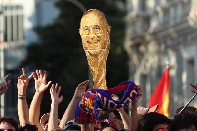 July 20, 2026, Madrid, Madrid, Spain: Spanish soccer fans pack the Plaza de Cibeles at ground level, creating a vibrant sea of red and yellow as they eagerly await the triumphant arrival of the national team, Nationalteam to celebrate their 2026 World Cup 1-0 victory over Argentina. Local authorities estimated around 120,000 supporters compressed around the iconic fountain and surrounding avenues, with up to two million people taking over the streets of Madrid. Immersed in an electric and joyful atmosphere, fans sang traditional chants, waved giant flags, held up team scarves, and displayed colorful face paint as anticipation built for La Roja team bus to arrive and celebrate their historic second star together. Madrid Spain - ZUMAo127 20260720_zep_o127_199 Copyright: xHugoxOrtunox