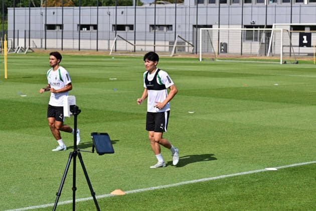 21.07.2026; Moenchengladbach; Fussball, Herren, Saison 2026 2027, Training Borussia Moenchengladbach Zurück im Mannschaftstraining v. li. Jens Castrop (Gladbach), Shuto Machino (Gladbach). Hier beim Ausdauertest DFL regulations prohibit any use of photographs as image sequences and or quasi-video. ista-Borussia-Park NRW Deutschland *** July 21, 2026, Mönchengladbach Soccer, Men s, 2026–2027 season, Borussia Mönchengladbach training: Back to team training (from left): Jens Castrop (Gladbach), Shuto Machino (Gladbach). Here during an endurance test. DFL regulations prohibit any use of photographs as image sequences and or quasi-video. Borussia Park, North Rhine-Westphalia, Germany