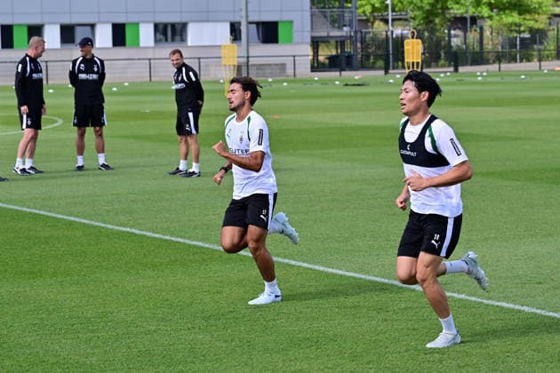 21.07.2026; Moenchengladbach; Fussball, Herren, Saison 2026 2027, Training Borussia Moenchengladbach Zurück im Mannschaftstraining v. li. Jens Castrop (Gladbach), Shuto Machino (Gladbach). Hier beim Ausdauertest DFL regulations prohibit any use of photographs as image sequences and or quasi-video. ista-Borussia-Park NRW Deutschland *** July 21, 2026, Mönchengladbach Soccer, Men s, 2026–2027 season, Borussia Mönchengladbach training: Back to team training (from left): Jens Castrop (Gladbach), Shuto Machino (Gladbach). Here during an endurance test. DFL regulations prohibit any use of photographs as image sequences and or quasi-video. Borussia Park, NRW, Germany