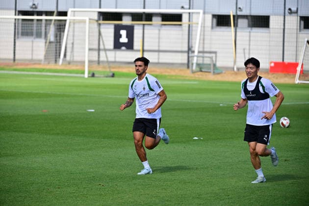 21.07.2026; Moenchengladbach; Fussball, Herren, Saison 2026 2027, Training Borussia Moenchengladbach Zurück im Mannschaftstraining v. li. Jens Castrop (Gladbach), Shuto Machino (Gladbach). Hier beim Ausdauertest DFL regulations prohibit any use of photographs as image sequences and or quasi-video. ista-Borussia-Park NRW Deutschland *** July 21, 2026, Mönchengladbach Soccer, Men s, 2026–2027 season, Borussia Mönchengladbach training: Back to team training (from left): Jens Castrop (Gladbach), Shuto Machino (Gladbach). Here during an endurance test. DFL regulations prohibit any use of photographs as image sequences and or quasi-video. Borussia Park, NRW, Germany
