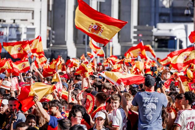 Thousands of supporters filled the city center as Spain celebrated winning its second FIFA World Cup, WM, Weltmeisterschaft, Fussball title - FIFA World Cup 2026 - 20 07 2026 A massive crowd waving Spanish flags celebrates as the Spanish national footbal team, champions of the 2026 FIFA World Cup, returns to Spain and joins the celebrations around the main stage at the Cibeles Fountain on July 20, 2026 in Madrid, Spain Madrid Spain Copyright: xMarinaxFrutos PGSxPhotoxAgencyx