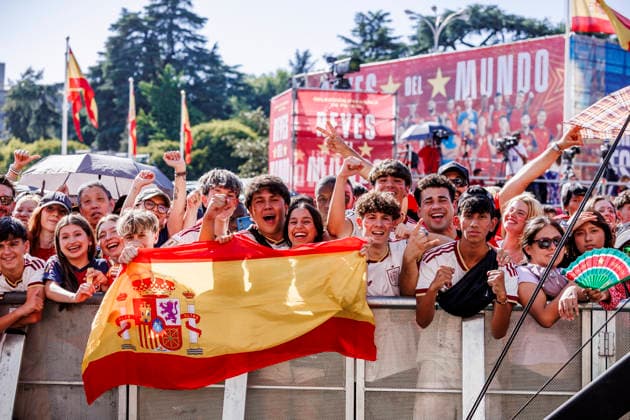 Thousands of supporters filled the city center as Spain celebrated winning its second FIFA World Cup, WM, Weltmeisterschaft, Fussball title - FIFA World Cup 2026 - 20 07 2026 A massive crowd waving Spanish flags celebrates as the Spanish national footbal team, champions of the 2026 FIFA World Cup, returns to Spain and joins the celebrations around the main stage at the Cibeles Fountain on July 20, 2026 in Madrid, Spain Madrid Spain Copyright: xMarinaxFrutos PGSxPhotoxAgencyx