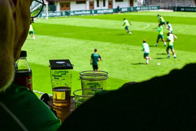 21.07.2026, AUT, Fußball, Herren, 1. Bundesliga, Trainingslager, Saison 2026 2027, Zell am Ziller, SV Werder Bremen das Zillertaler Bier scheint den Fans von Werder Bremen zum Vormittagstraining zu schmecken Zell am Ziller Parkstadion Tirol Österreich *** July 21, 2026, Austria, Soccer, Men s, 1. Bundesliga, Training Camp, 2026–2027 Season, Zell am Ziller, SV Werder Bremen—the Zillertal beer seems to be a hit with Werder Bremen fans during the morning training session—Zell am Ziller Parkstadion, Tyrol, Austria Copyright: xNordphotox xHafnerx