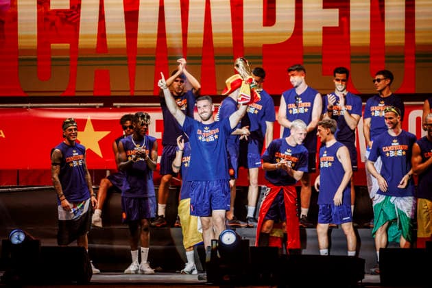 Thousands of supporters filled the city center as Spain celebrated winning its second FIFA World Cup, WM, Weltmeisterschaft, Fussball title - FIFA World Cup 2026 - 20 07 2026 Unai Simon celebrated the FIFA World Cup title win on the main stage at the Cibeles Fountain on July 20, 2026 in Madrid, Spain Madrid Spain Copyright: xMarinaxFrutos PGSxPhotoxAgencyx