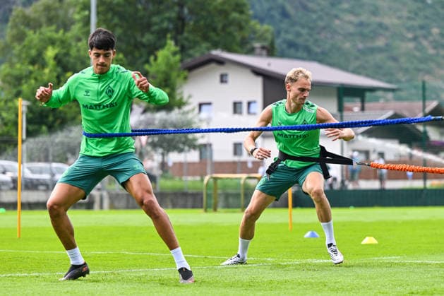 21.07.2026, AUT, Fußball, Herren, 1. Bundesliga, Trainingslager, Saison 2026 2027, Zell am Ziller, SV Werder Bremen Julian Malatini (Werder Bremen, 22), Amos Pieper (Werder Bremen, 5) Zell am Ziller Parkstadion Tirol Österreich *** July 21, 2026, Austria, Soccer, Men s, 1. Bundesliga, Training Camp, 2026–2027 Season, Zell am Ziller, SV Werder Bremen Julian Malatini Werder Bremen, 22, Amos Pieper Werder Bremen, 5 Zell am Ziller Parkstadion Tyrol Austria Copyright: xNordphotox xHafnerx
