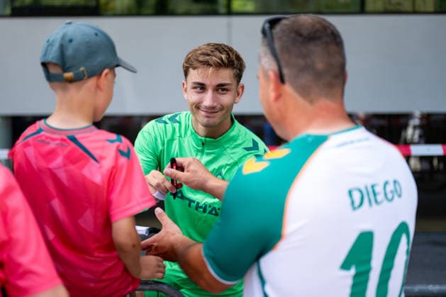 21.07.2026, AUT, Fußball, Herren, 1. Bundesliga, Trainingslager, Saison 2026 2027, Zell am Ziller, SV Werder Bremen Chuki ( Bremen, 20 ) schreibt Autogramme für Fans mit Diego Trikot, Zell am Ziller Parkstadion Tirol Österreich *** July 21, 2026, Austria, Soccer, Men s, 1st Bundesliga, Training Camp, 2026–2027 Season, Zell am Ziller, SV Werder Bremen Chuki Bremen, 20 signs autographs for fans wearing Diego jerseys, Zell am Ziller Parkstadion, Tyrol, Austria Copyright: xNordphotox xMemmlerx