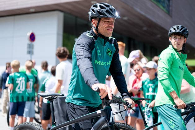 21.07.2026, AUT, Fußball, Herren, 1. Bundesliga, Trainingslager, Saison 2026 2027, Zell am Ziller, SV Werder Bremen Clemens Fritz ( Bremen, Geschäftsführer ) auf dem Fahrrad, Zell am Ziller Parkstadion Tirol Österreich *** July 21, 2026, Austria, Soccer, Men s, 1. Bundesliga, Training Camp, 2026–2027 Season, Zell am Ziller, SV Werder Bremen s Clemens Fritz, Director of Sports, on a bicycle, Zell am Ziller Parkstadion, Tyrol, Austria Copyright: xNordphotox xMemmlerx