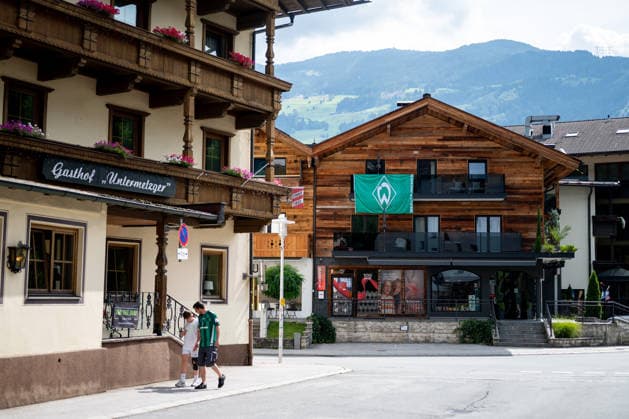 21.07.2026, AUT, Fußball, Herren, 1. Bundesliga, Trainingslager, Saison 2026 2027, Zell am Ziller, SV Werder Bremen Werder Bremen Fahne Flagge an einem Haus im Zillertal, davor Gasthof Untermetzger, Zell am Ziller Parkstadion Tirol Österreich *** July 21, 2026, Austria, Soccer, Men s, 1. Bundesliga, Training Camp, 2026–2027 Season, Zell am Ziller, SV Werder Bremen Werder Bremen flag flying on a house in the Zillertal, with Gasthof Untermetzger in front of it, Zell am Ziller Parkstadion, Tyrol, Austria Copyright: xNordphotox xMemmlerx