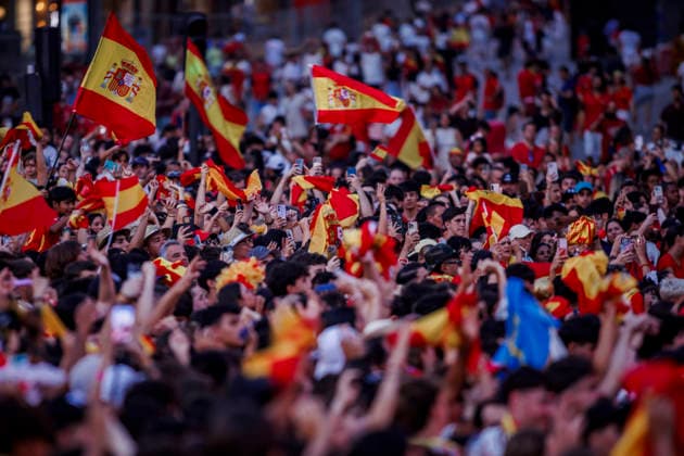 Thousands of supporters filled the city center as Spain celebrated winning its second FIFA World Cup, WM, Weltmeisterschaft, Fussball title - FIFA World Cup 2026 - 20 07 2026 A massive crowd waving Spanish flags celebrates as the Spanish national footbal team, champions of the 2026 FIFA World Cup, returns to Spain and joins the celebrations around the main stage at the Cibeles Fountain on July 20, 2026 in Madrid, Spain Madrid Spain Copyright: xMarinaxFrutos PGSxPhotoxAgencyx