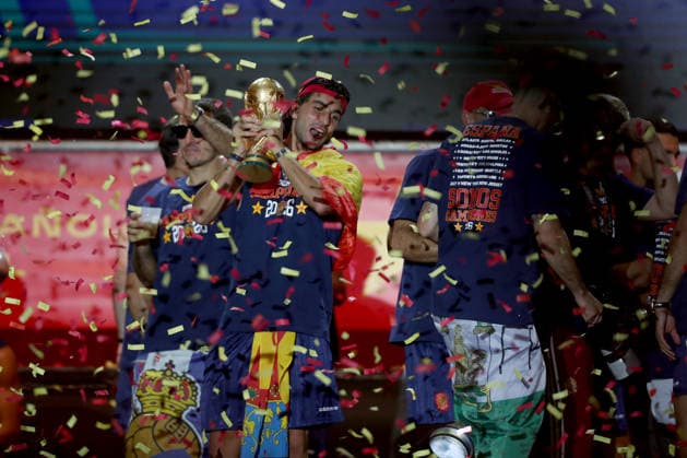 July 20, 2026, Madrid, Madrid, Spain: Spanish forward FERRAN TORRES kisses and lifts the 2026 World Cup trophy surrounded by his teammates on the celebration stage at Plaza de Cibeles. Despite facing heavy public criticism for his performance during the early matches of the tournament, FERRAN TORRES secured his place in Spanish soccer history by scoring the historic winning goal in the 106th minute of the final against Argentina. Up to two million fans flooded the streets of the capital, with 120,000 supporters packing the iconic square, to honor the national team, Nationalteam and witness their heroes commemorate the much-anticipated conquest of their second star. Madrid Spain - ZUMAo127 20260720_zep_o127_254 Copyright: xHugoxOrtunox