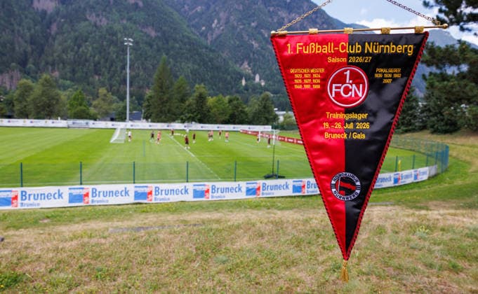21.07.2026 - Fussball - 2. Fussball-Bundesliga - Saison 2026 2027 - 1. FC Nürnberg FCN Club - Trainingslager Sommer Sommertrainingslager Gais - Bruneck - Südtirol - Zink DaMa - xdaxmax - Symbolbild Symbolfoto Feature Impression - Wimpel Fanwimpel Spielwimpel zum Trainingslager in Bruneck Gais *** July 21, 2026 Soccer 2 German Bundesliga 2026–2027 Season 1. FC Nürnberg (FCN) Club Summer Training Camp Summer Training Camp in Gais, Bruneck, South Tyrol Zink DaMa xdaxmax Stock photo Feature Impression Pennant FanwPennant Match pennant for the training camp in Bruneck Gais