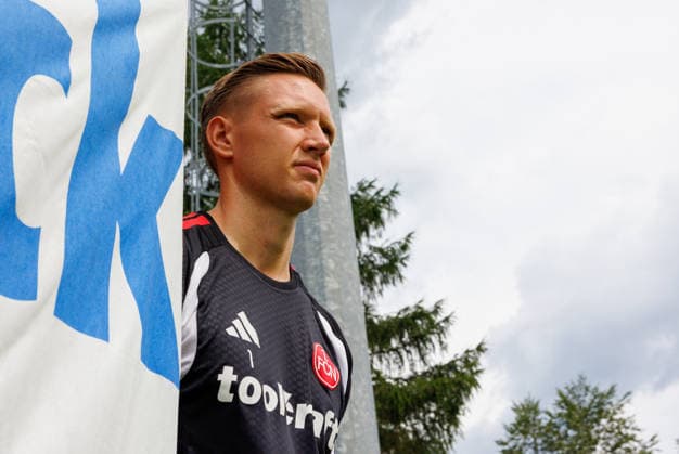 21.07.2026 - Fussball - 2. Fussball-Bundesliga - Saison 2026 2027 - 1. FC Nürnberg FCN Club - Trainingslager Sommer Sommertrainingslager Gais - Bruneck - Südtirol - Zink DaMa - xdaxmax - Jan Reichert (1, 1. FC Nürnberg FCN ) beobachtet nachdenklich Training *** July 21, 2026 Soccer 2 Bundesliga 2026–2027 Season 1 FC Nuremberg (FCN) Club Summer Training Camp Summer Training Camp in Gais, Brunico, South Tyrol Zink DaMa xdaxmax Jan Reichert 1, 1 FC Nuremberg (FCN) watches the training session thoughtfully