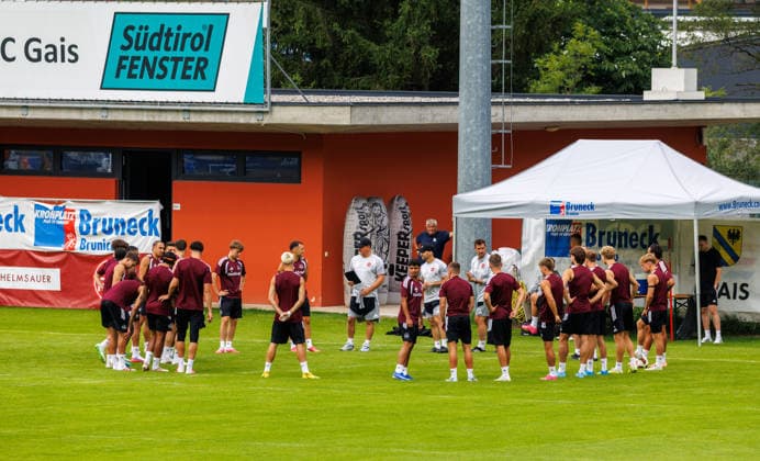 21.07.2026 - Fussball - 2. Fussball-Bundesliga - Saison 2026 2027 - 1. FC Nürnberg FCN Club - Trainingslager Sommer Sommertrainingslager Gais - Bruneck - Südtirol - Zink DaMa - xdaxmax - Miroslav Miro Klose ( Trainer 1. FC Nürnberg FCN ) spricht zu Mannschaft Team *** July 21, 2026 Soccer 2 Soccer Bundesliga 2026–2027 Season 1. FC Nürnberg (FCN) Club Summer Training Camp Summer Training Camp in Gais, Brunico, South Tyrol Zink DaMa xdaxmax Miroslav Miro Klose, Coach of 1. FC Nürnberg FCN Addresses the Team
