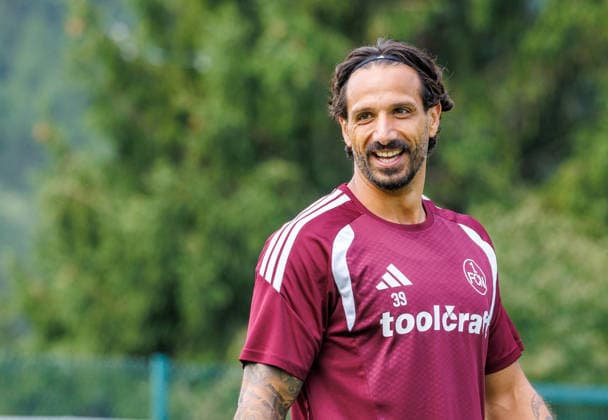 21.07.2026 - Fussball - 2. Fussball-Bundesliga - Saison 2026 2027 - 1. FC Nürnberg FCN Club - Trainingslager Sommer Sommertrainingslager Gais - Bruneck - Südtirol - Zink DaMa - xdaxmax - Adriano Grimaldi (39, 1. FC Nürnberg FCN ) lacht Lachen *** July 21, 2026 Soccer 2 Bundesliga 2026–2027 Season 1 FC Nuremberg (FCN) Club Summer Training Camp Summer Training Camp in Gais, Brunico, South Tyrol Zink DaMa xdaxmax Adriano Grimaldi 39, 1 FC Nuremberg FCN laughs Laughter