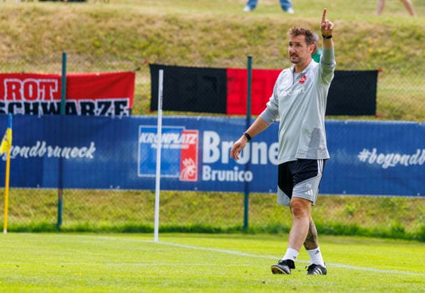 21.07.2026 - Fussball - 2. Fussball-Bundesliga - Saison 2026 2027 - 1. FC Nürnberg FCN Club - Trainingslager Sommer Sommertrainingslager Gais - Bruneck - Südtirol - Zink DaMa - xdaxmax - Miroslav Miro Klose ( Trainer 1. FC Nürnberg FCN ) zeigt an gestikuliert dirigiert gibt Anweisungen *** July 21, 2026 Soccer 2 Soccer Bundesliga 2026–2027 Season 1. FC Nürnberg (FCN) Club Summer Training Camp Summer Training Camp in Gais, Bruneck, South Tyrol Zink DaMa xdaxmax Miroslav Miro Klose, Coach of 1. FC Nürnberg FCN points, gestures, directs, gives instructions