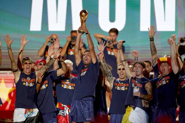 July 20, 2026, Madrid, Madrid, Spain: Spain national team, Nationalteam captain RODRI HERNANDEZ performs the ceremonial build-up ritual on the main stage at Plaza de Cibeles, hyping up his teammates and thousands of cheering supporters before raising the 2026 World Cup trophy. Surrounded by the entire squad and an electric crowd of over 120,000 fans in the squareÃ¢â‚¬part of an estimated two million people who flooded the streets of Madrid to welcome the teamÃ¢â‚¬the midfielder led the national celebrations following Spain s historic 1-0 victory against Argentina, commemorating the conquest of their second world title. Madrid Spain - ZUMAo127 20260720_zep_o127_235 Copyright: xHugoxOrtunox