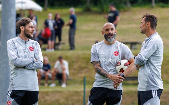 21.07.2026 - Fussball - 2. Fussball-Bundesliga - Saison 2026 2027 - 1. FC Nürnberg FCN Club - Trainingslager Sommer Sommertrainingslager Gais - Bruneck - Südtirol - Zink DaMa - xdaxmax - Matthias Kreutzer ( Co-Trainer 1. FC Nürnberg FCN ) Javier Pinola (Co-Trainer 1. FC Nürnberg FCN ) Miroslav Miro Klose ( Trainer 1. FC Nürnberg FCN ) unterhalten sich *** July 21, 2026 Soccer 2 Soccer Bundesliga 2026–2027 Season 1 FC Nuremberg (FCN) Club Summer Training Camp Summer Training Camp in Gais, Brunico, South Tyrol Zink DaMa xdaxmax Matthias Kreutzer, Assistant Coach, 1 FC Nuremberg (FCN) FCN Javier Pinola, Assistant Coach, 1. FC Nürnberg (FCN); Miroslav Miro Klose, Head Coach, 1. FC Nürnberg (FCN), are talking