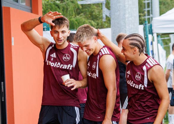 21.07.2026 - Fussball - 2. Fussball-Bundesliga - Saison 2026 2027 - 1. FC Nürnberg FCN Club - Trainingslager Sommer Sommertrainingslager Gais - Bruneck - Südtirol - Zink DaMa - xdaxmax - Adam Markhiev (6, 1. FC Nürnberg FCN ) Finn Becker (22, 1. FC Nürnberg FCN ) Rafael Lubach (18, 1. FC Nürnberg FCN ) lacht Lachen freut sich Freude nach Training *** July 21, 2026 Soccer 2 Soccer Bundesliga 2026–2027 Season 1 FC Nuremberg FCN Club Summer Training Camp Summer Training Camp in Gais, Brunico, South Tyrol Zink DaMa xdaxmax Adam Markhiev 6, 1 FC Nuremberg (FCN) Finn Becker 22, 1 FC Nuremberg (FCN) Rafael Lubach 18, 1 FC Nuremberg (FCN) laughing, joy after training