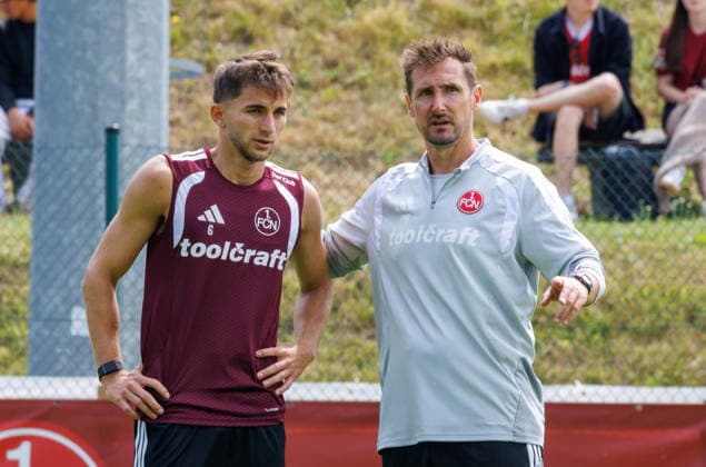 21.07.2026 - Fussball - 2. Fussball-Bundesliga - Saison 2026 2027 - 1. FC Nürnberg FCN Club - Trainingslager Sommer Sommertrainingslager Gais - Bruneck - Südtirol - Zink DaMa - xdaxmax - Adam Markhiev (6, 1. FC Nürnberg FCN ) Miroslav Miro Klose ( Trainer 1. FC Nürnberg FCN ) unterhalten sich *** July 21, 2026 Soccer 2 Soccer Bundesliga 2026–2027 Season 1 FC Nuremberg (FCN) Club Summer Training Camp Summer Training Camp in Gais, Brunico, South Tyrol Zink DaMa xdaxmax Adam Markhiev 6, 1 FC Nuremberg (FCN) Miroslav Miro Klose, coach of 1 FC Nuremberg (FCN), are talking