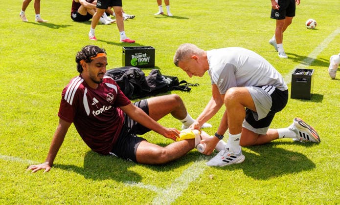 21.07.2026 - Fussball - 2. Fussball-Bundesliga - Saison 2026 2027 - 1. FC Nürnberg FCN Club - Trainingslager Sommer Sommertrainingslager Gais - Bruneck - Südtirol - Zink DaMa - xdaxmax - Rayan Ghrieb (7, 1. FC Nürnberg FCN ) wird wg Schmerzen Verletzung verletzt behandelt *** July 21, 2026 Soccer 2 Soccer Bundesliga 2026–2027 Season 1 FC Nuremberg (FCN) Club Summer Training Camp Summer Training Camp in Gais, Brunico, South Tyrol Zink DaMa xdaxmax Rayan Ghrieb 7, 1 FC Nuremberg (FCN) is receiving treatment for an injury due to pain