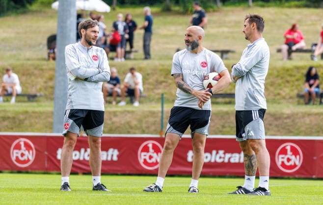 21.07.2026 - Fussball - 2. Fussball-Bundesliga - Saison 2026 2027 - 1. FC Nürnberg FCN Club - Trainingslager Sommer Sommertrainingslager Gais - Bruneck - Südtirol - Zink DaMa - xdaxmax - Matthias Kreutzer ( Co-Trainer 1. FC Nürnberg FCN ) Javier Pinola (Co-Trainer 1. FC Nürnberg FCN ) Miroslav Miro Klose ( Trainer 1. FC Nürnberg FCN ) unterhalten sich *** July 21, 2026 Soccer 2 Soccer Bundesliga 2026–2027 Season 1. FC Nürnberg (FCN) Club Summer Training Camp Summer Training Camp in Gais, Brunico, South Tyrol Zink DaMa xdaxmax Matthias Kreutzer, Assistant Coach, 1. FC Nürnberg FCN Javier Pinola, Assistant Coach, 1. FC Nürnberg (FCN); Miroslav Miro Klose, Head Coach, 1. FC Nürnberg (FCN), are talking