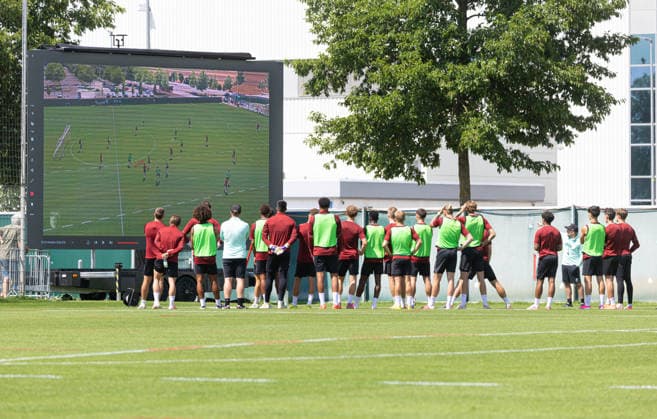 Die große Videowand, in der Zeit von Trainer Sandro Wagner eingeführt, ist wieder in Betrieb. Das Trainerteam zeigt den Spielern aktuelle Szenen aus dem laufenden Training; FC Augsburg, Training, *** The large video wall, introduced during coach Sandro Wagner s tenure, is back in use. The coaching staff is showing the players current footage from the ongoing practice session. FC Augsburg, Practice,