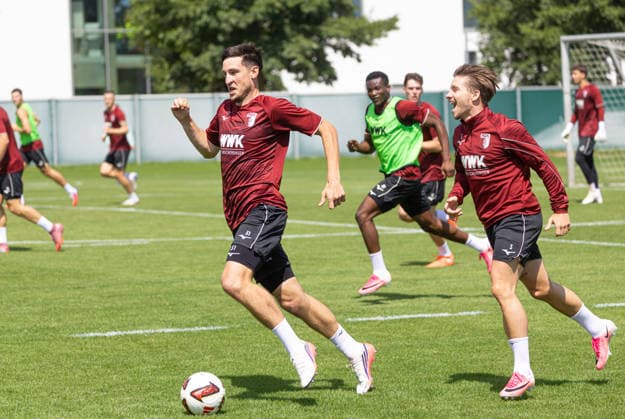 Keven Schlotterbeck (FC Augsburg 31) setzt sich durch gegen Mads Pedersen (FC Augsburg 3), der quittiert das mit einem Lachen; FC Augsburg, Training, *** Keven Schlotterbeck (FC Augsburg 31) prevails over Mads Pedersen (FC Augsburg 3), who responds with a laugh. FC Augsburg, Training,