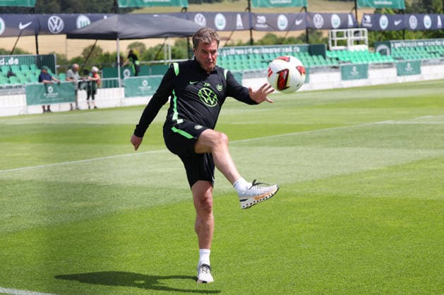 VfL Trainingslager, Weimarer Land Blankenhain, 21.07.2026, Fußball, Herren, Saison 2026 2027, 2. BL, VfL Wolfsburg, Sommer-Trainingslager: Tag 3., Geschäftsführer Dieter Hecking (VfL Wolfsburg) Weimarer Land, Thüringen Deutschland *** VfL Training Camp, Weimarer Land Blankenhain, July 21, 2026, Soccer, Men s, 2026–2027 Season, 2nd Bundesliga, VfL Wolfsburg, Summer Training Camp Day 3, Sporting Director Dieter Hecking, VfL Wolfsburg, Weimarer Land, Thuringia, Germany