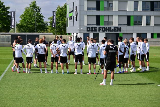 21.07.2026; Moenchengladbach; Fussball, Herren, Saison 2026 2027, Training Borussia Moenchengladbach Trainingsbesprechung DFL regulations prohibit any use of photographs as image sequences and or quasi-video. ista-Borussia-Park NRW Deutschland *** July 21, 2026, Mönchengladbach, Soccer, Men s, 2026–2027 Season, Borussia Mönchengladbach Training Session Briefing. DFL regulations prohibit any use of photographs as image sequences and or quasi-video footage at Borussia Park, NRW, Germany