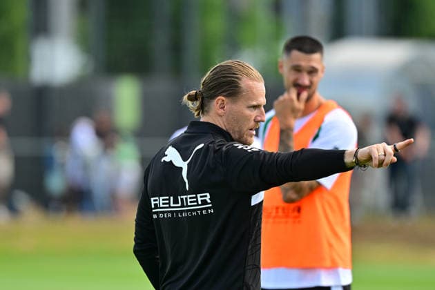 21.07.2026; Moenchengladbach; Fussball, Herren, Saison 2026 2027, Training Borussia Moenchengladbach Eugen Polanski (Trainer Gladbach); Im Hintergrund rechts Tim Kleindienst (Gladbach) DFL regulations prohibit any use of photographs as image sequences and or quasi-video. ista-Borussia-Park NRW Deutschland *** July 21, 2026, Mönchengladbach Soccer, Men s, 2026–2027 season, Borussia Mönchengladbach training session; Eugen Polanski, Gladbach coach; Tim Kleindienst (Gladbach) in the background on the right; DFL regulations prohibit any use of photographs as image sequences and or quasi-video content; Borussia Park, North Rhine-Westphalia, Germany