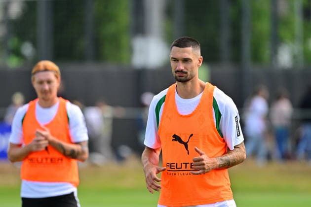 21.07.2026; Moenchengladbach; Fussball, Herren, Saison 2026 2027, Training Borussia Moenchengladbach Tim Kleindienst (Gladbach); im Hintergrund links Yukhym Konoplia (Gladbach) DFL regulations prohibit any use of photographs as image sequences and or quasi-video. ista-Borussia-Park NRW Deutschland *** July 21, 2026, Mönchengladbach Soccer, Men s, 2026–2027 season, Borussia Mönchengladbach training session; Tim Kleindienst (Gladbach) in the background on the left; Yukhym Konoplia (Gladbach). DFL regulations prohibit any use of photographs as image sequences and or quasi-video content at Borussia Park, North Rhine-Westphalia, Germany