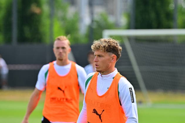 21.07.2026; Moenchengladbach; Fussball, Herren, Saison 2026 2027, Training Borussia Moenchengladbach Robin Hack (Gladbach); im Hintergrund links Isac Lidberg (Gladbach) DFL regulations prohibit any use of photographs as image sequences and or quasi-video. ista-Borussia-Park NRW Deutschland *** July 21, 2026, Mönchengladbach Soccer, Men s, 2026–2027 Season, Borussia Mönchengladbach Training: Robin Hack (Gladbach) in the background on the left; Isac Lidberg (Gladbach). DFL regulations prohibit any use of photographs as image sequences and or quasi-video. Borussia Park, North Rhine-Westphalia, Germany