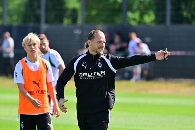 21.07.2026; Moenchengladbach; Fussball, Herren, Saison 2026 2027, Training Borussia Moenchengladbach Eugen Polanski (Trainer Gladbach); im Hintergrund links Fritz Fleck (Gladbach) DFL regulations prohibit any use of photographs as image sequences and or quasi-video. ista-Borussia-Park NRW Deutschland *** July 21, 2026, Mönchengladbach Soccer, Men s, 2026–2027 season, Borussia Mönchengladbach training session; Eugen Polanski, Gladbach coach, in the background on the left; Fritz Fleck, Gladbach; DFL regulations prohibit any use of photographs as image sequences and or quasi-video content; Borussia Park, North Rhine-Westphalia, Germany