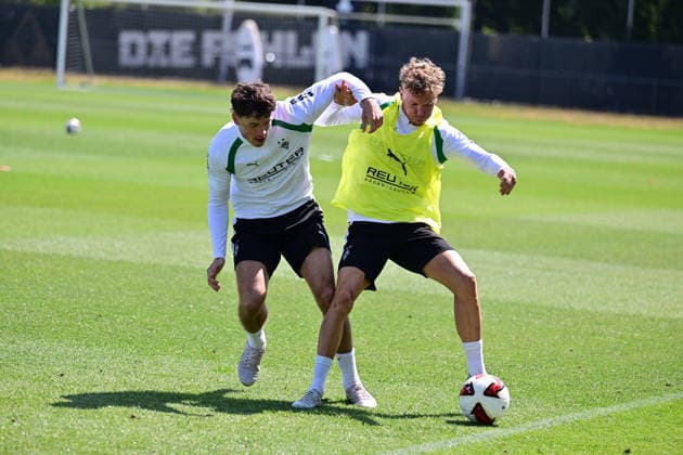 21.07.2026; Moenchengladbach; Fussball, Herren, Saison 2026 2027, Training Borussia Moenchengladbach Zweikampf zwischen v. li. Philipp Sander (Gladbach), Robin Hack (Gladbach) DFL regulations prohibit any use of photographs as image sequences and or quasi-video. ista-Borussia-Park NRW Deutschland *** July 21, 2026, Mönchengladbach Soccer, Men s, 2026–2027 season, Borussia Mönchengladbach training session: Tackle between (from left) Philipp Sander (Gladbach) and Robin Hack (Gladbach). DFL regulations prohibit any use of photographs as image sequences and or quasi-video content at Borussia Park, North Rhine-Westphalia, Germany