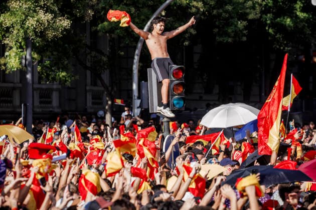 Thousands of supporters filled the city center as Spain celebrated winning its second FIFA World Cup, WM, Weltmeisterschaft, Fussball title - FIFA World Cup 2026 - 20 07 2026 A massive crowd waving Spanish flags celebrates as the Spanish national footbal team, champions of the 2026 FIFA World Cup, returns to Spain and joins the celebrations around the main stage at the Cibeles Fountain on July 20, 2026 in Madrid, Spain Madrid Spain Copyright: xMarinaxFrutos PGSxPhotoxAgencyx