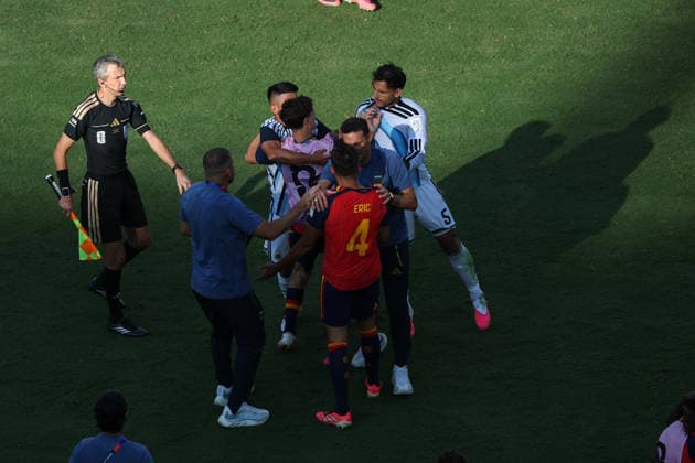 Spain v Argentina: Final - FIFA World Cup, WM, Weltmeisterschaft, Fussball 2026 Leandro Paredes of Argentina and Gavi of Spain are involved in an altercation after the FIFA World Cup Final between Spain and Argentina at New York New Jersey Stadium in East Rutherford, New Jersey. United States  Copyright: xMIxNewsx originalFilename:fletcher-spainvar260719_npS7p.jpg