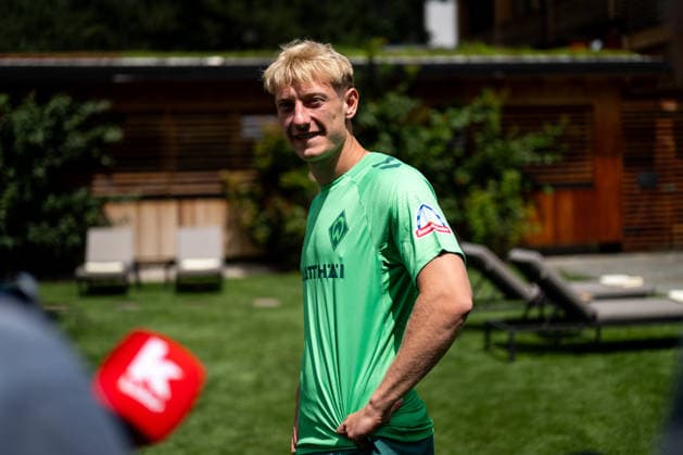 21.07.2026, AUT, Fußball, Herren, 1. Bundesliga, Trainingslager, Saison 2026 2027, Zell am Ziller, SV Werder Bremen Oskar Wojcik ( Bremen, 03 ) beim Interview in der Mixed Zone im Malisgarten Hotel, Zell am Ziller Parkstadion Tirol Österreich *** July 21, 2026, Austria, Soccer, Men s, 1. Bundesliga, Training Camp, 2026–2027 Season, Zell am Ziller, SV Werder Bremen’s Oskar Wojcik, No. 3, during an interview in the mixed zone at the Malisgarten Hotel, Zell am Ziller Parkstadion, Tyrol, Austria Copyright: xNordphotox xMemmlerx