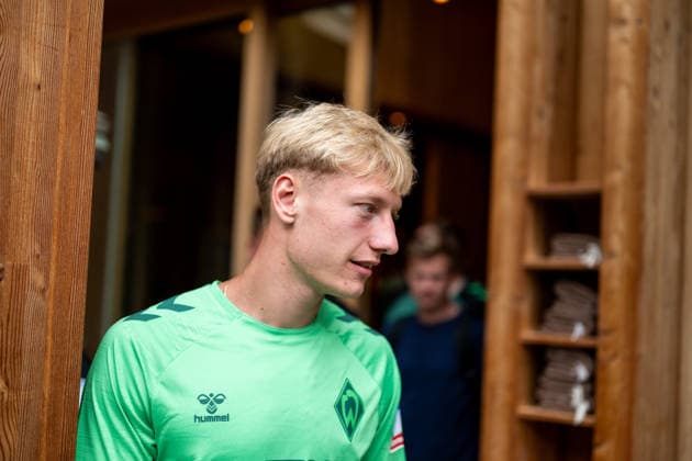 21.07.2026, AUT, Fußball, Herren, 1. Bundesliga, Trainingslager, Saison 2026 2027, Zell am Ziller, SV Werder Bremen Oskar Wojcik ( Bremen, 03 ) beim Interview in der Mixed Zone im Malisgarten Hotel, Zell am Ziller Parkstadion Tirol Österreich *** July 21, 2026, Austria, Soccer, Men s, 1. Bundesliga, Training Camp, 2026–2027 Season, Zell am Ziller, SV Werder Bremen’s Oskar Wojcik, No. 3, during an interview in the mixed zone at the Malisgarten Hotel, Zell am Ziller Parkstadion, Tyrol, Austria Copyright: xNordphotox xMemmlerx