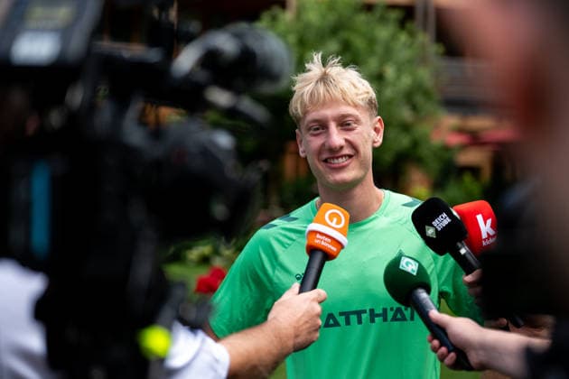 21.07.2026, AUT, Fußball, Herren, 1. Bundesliga, Trainingslager, Saison 2026 2027, Zell am Ziller, SV Werder Bremen Oskar Wojcik ( Bremen, 03 ) beim Interview in der Mixed Zone im Malisgarten Hotel, Zell am Ziller Parkstadion Tirol Österreich *** July 21, 2026, Austria, Soccer, Men s, 1. Bundesliga, Training Camp, 2026–2027 Season, Zell am Ziller, SV Werder Bremen’s Oskar Wojcik, No. 3, during an interview in the mixed zone at the Malisgarten Hotel, Zell am Ziller Parkstadion, Tyrol, Austria Copyright: xNordphotox xMemmlerx