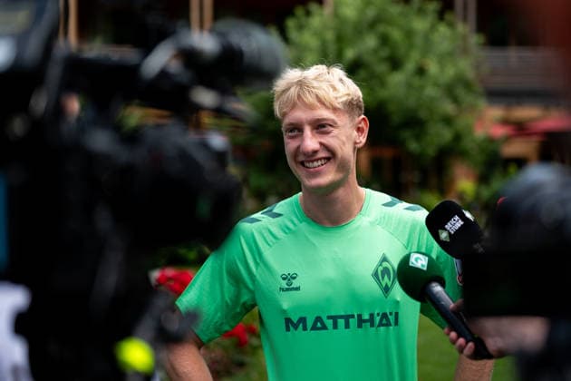 21.07.2026, AUT, Fußball, Herren, 1. Bundesliga, Trainingslager, Saison 2026 2027, Zell am Ziller, SV Werder Bremen Oskar Wojcik ( Bremen, 03 ) beim Interview in der Mixed Zone im Malisgarten Hotel, Zell am Ziller Parkstadion Tirol Österreich *** July 21, 2026, Austria, Soccer, Men s, 1. Bundesliga, Training Camp, 2026–2027 Season, Zell am Ziller, SV Werder Bremen’s Oskar Wojcik, No. 3, during an interview in the mixed zone at the Malisgarten Hotel, Zell am Ziller Parkstadion, Tyrol, Austria Copyright: xNordphotox xMemmlerx