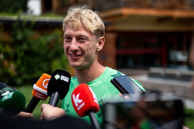 21.07.2026, AUT, Fußball, Herren, 1. Bundesliga, Trainingslager, Saison 2026 2027, Zell am Ziller, SV Werder Bremen Oskar Wojcik ( Bremen, 03 ) beim Interview in der Mixed Zone im Malisgarten Hotel, Zell am Ziller Parkstadion Tirol Österreich *** July 21, 2026, Austria, Soccer, Men s, 1. Bundesliga, Training Camp, 2026–2027 Season, Zell am Ziller, SV Werder Bremen’s Oskar Wojcik, No. 3, during an interview in the mixed zone at the Malisgarten Hotel, Zell am Ziller Parkstadion, Tyrol, Austria Copyright: xNordphotox xMemmlerx