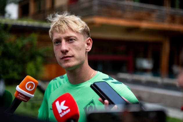 21.07.2026, AUT, Fußball, Herren, 1. Bundesliga, Trainingslager, Saison 2026 2027, Zell am Ziller, SV Werder Bremen Oskar Wojcik ( Bremen, 03 ) beim Interview in der Mixed Zone im Malisgarten Hotel, Zell am Ziller Parkstadion Tirol Österreich *** July 21, 2026, Austria, Soccer, Men s, 1. Bundesliga, Training Camp, 2026–2027 Season, Zell am Ziller, SV Werder Bremen’s Oskar Wojcik, No. 3, during an interview in the mixed zone at the Malisgarten Hotel, Zell am Ziller Parkstadion, Tyrol, Austria Copyright: xNordphotox xMemmlerx