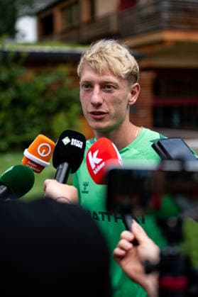 21.07.2026, AUT, Fußball, Herren, 1. Bundesliga, Trainingslager, Saison 2026 2027, Zell am Ziller, SV Werder Bremen Oskar Wojcik ( Bremen, 03 ) beim Interview in der Mixed Zone im Malisgarten Hotel, Zell am Ziller Parkstadion Tirol Österreich *** July 21, 2026, Austria, Soccer, Men s, 1. Bundesliga, Training Camp, 2026–2027 Season, Zell am Ziller, SV Werder Bremen’s Oskar Wojcik, No. 3, during an interview in the mixed zone at the Malisgarten Hotel, Zell am Ziller Parkstadion, Tyrol, Austria Copyright: xNordphotox xMemmlerx