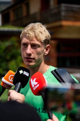 21.07.2026, AUT, Fußball, Herren, 1. Bundesliga, Trainingslager, Saison 2026 2027, Zell am Ziller, SV Werder Bremen Oskar Wojcik ( Bremen, 03 ) beim Interview in der Mixed Zone im Malisgarten Hotel, Zell am Ziller Parkstadion Tirol Österreich *** July 21, 2026, Austria, Soccer, Men s, 1. Bundesliga, Training Camp, 2026–2027 Season, Zell am Ziller, SV Werder Bremen’s Oskar Wojcik, No. 3, during an interview in the mixed zone at the Malisgarten Hotel, Zell am Ziller Parkstadion, Tyrol, Austria Copyright: xNordphotox xMemmlerx