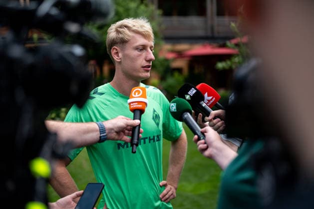 21.07.2026, AUT, Fußball, Herren, 1. Bundesliga, Trainingslager, Saison 2026 2027, Zell am Ziller, SV Werder Bremen Oskar Wojcik ( Bremen, 03 ) beim Interview in der Mixed Zone im Malisgarten Hotel, Zell am Ziller Parkstadion Tirol Österreich *** July 21, 2026, Austria, Soccer, Men s, 1. Bundesliga, Training Camp, 2026–2027 Season, Zell am Ziller, SV Werder Bremen’s Oskar Wojcik, No. 3, during an interview in the mixed zone at the Malisgarten Hotel, Zell am Ziller Parkstadion, Tyrol, Austria Copyright: xNordphotox xMemmlerx